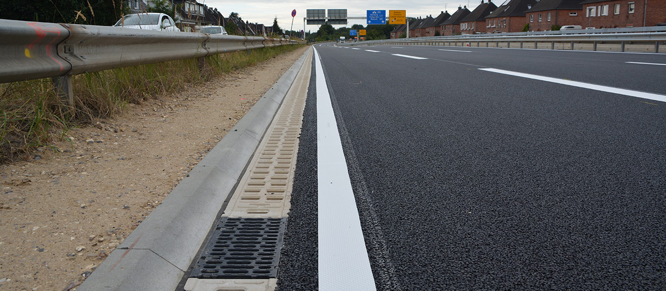 B 75 bei Lübeck: Straßenrandentwässerung mittels monolithischer Rinne für offenporigen Asphalt