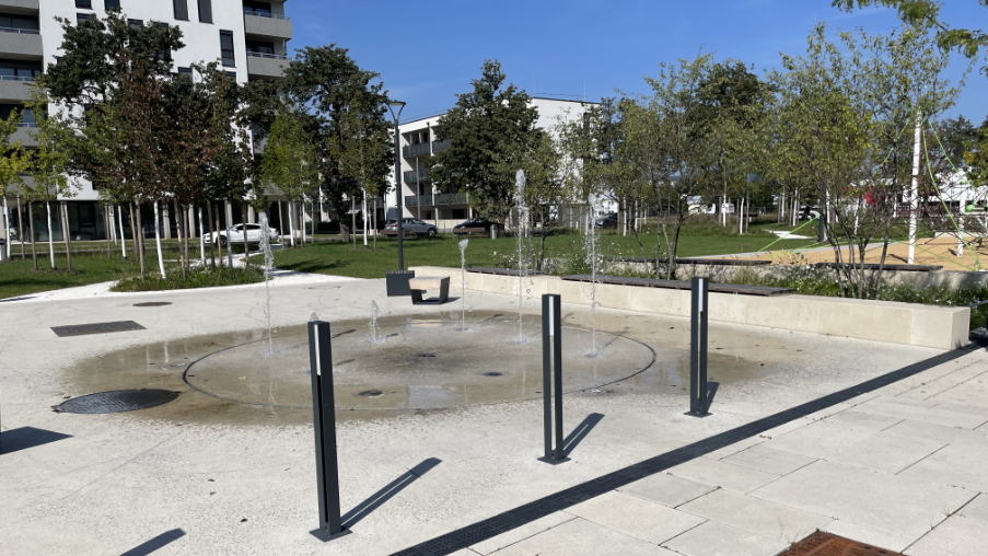 Das Wasserspiel sorgt an heißen Tagen für Abkühlung im neuen Schwammstadt-Quartier