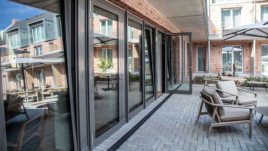 Foto-referenz-carolinensiel-einbau-rinne-multiline-nx-aus-nexite-terrasse-entwaessern-ACO 903x508 Referenzen