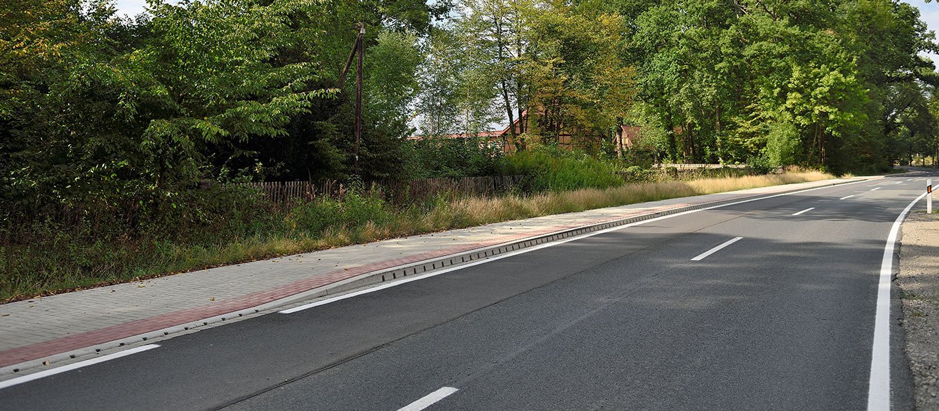 Neubau eines Radweges unter Einsatz einer Hohlbordrinne