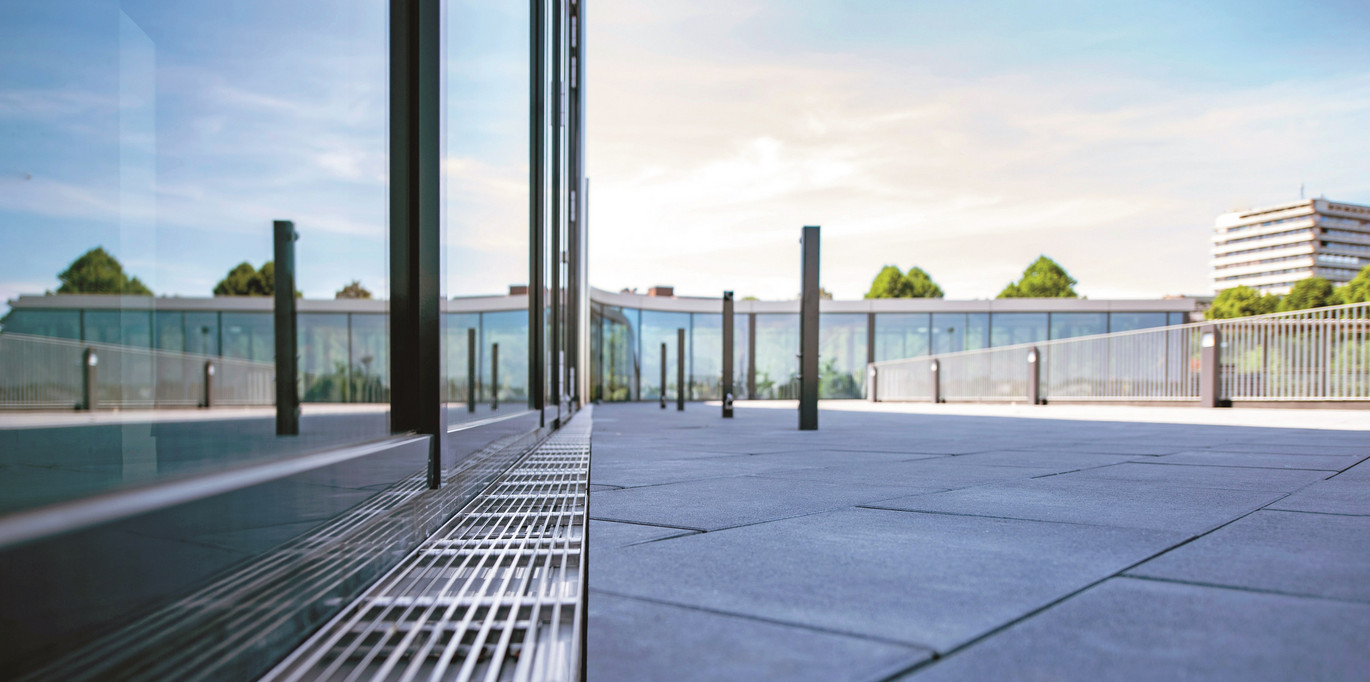 Die Terrasse ist großzügig gehalten und zu circa einem Drittel überdacht. Zur sicheren und effektiven Entwässerung wurde auf ACO Fassaden- und Terrassenentwässerungen gesetzt