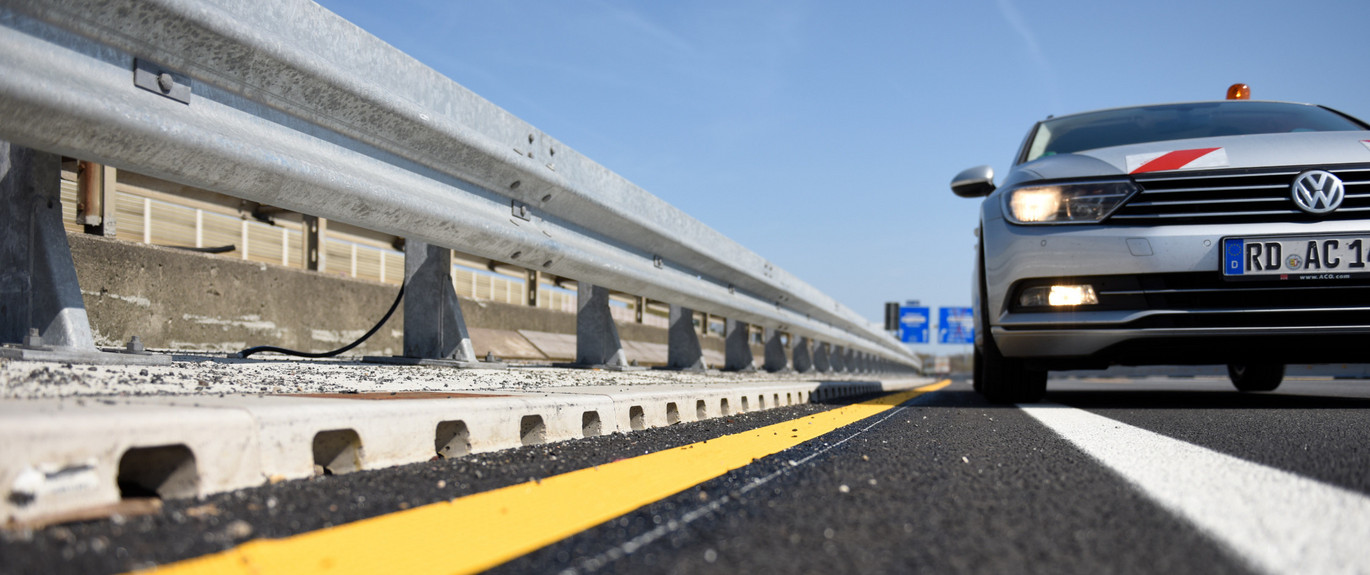 Die KerbDrain Bridge nimmt kontinuierlich das Oberflächenwasser über die seitlichen Einlauföffnungen auf.