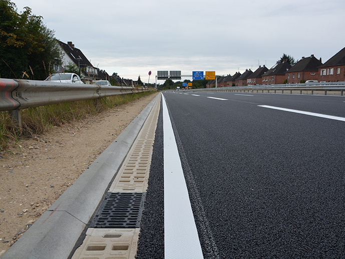 Referenz-b75-strassenerneuerung-hohlbordrinne-kerbdrain-bridge-schwerlastrinne-monoblock-rd-ACO 721x517 Teaser