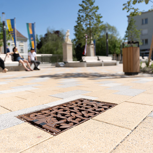 Der Schwammstadt Straßenablauf gibt das aufgenommene Regenwasser an die Baumwurzeln weiter